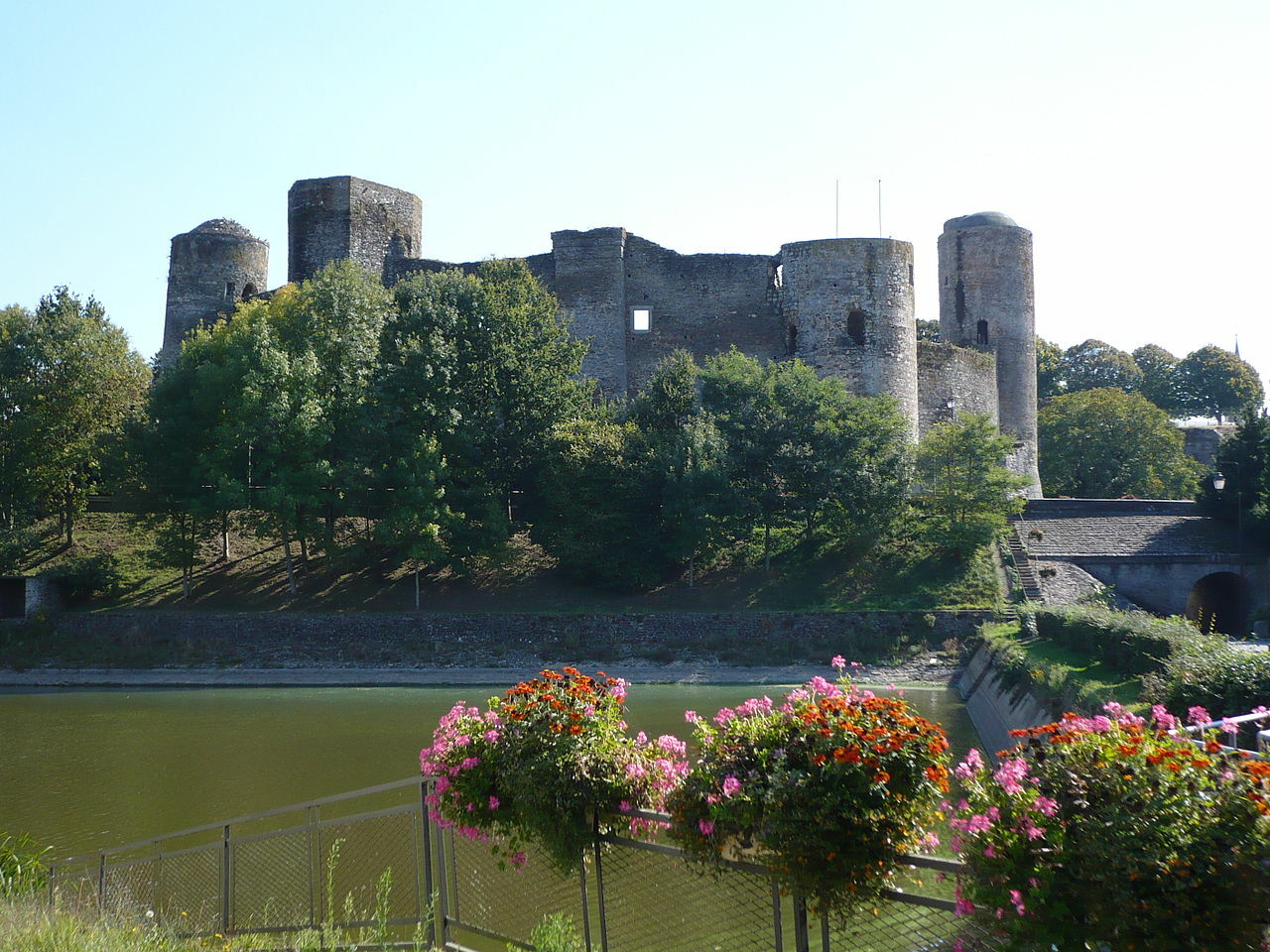 Le Château de Pouancé dans le Maine-et-Loire. Crédit photo : Romain Bréget (CC BY-SA 3.0)